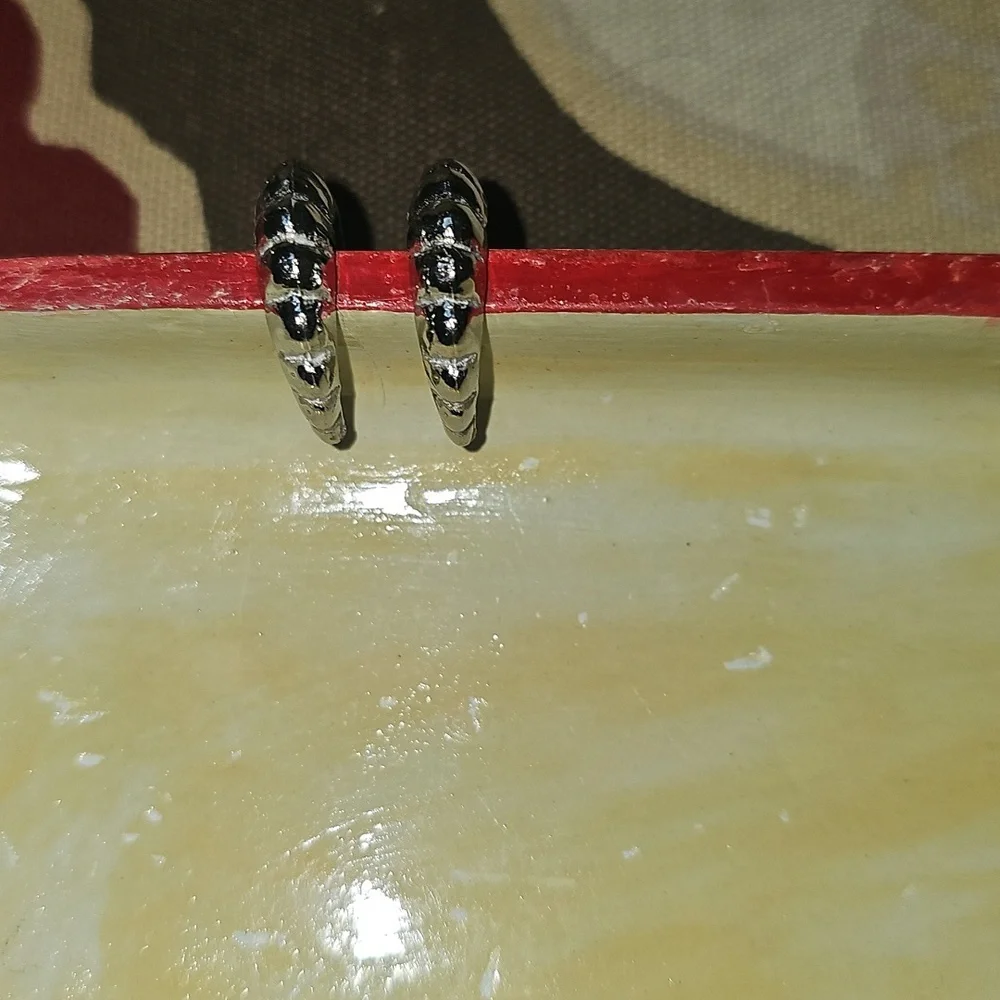 Silver Scalloped 1-Inch Hoop Earrings - Picture 8 of 8